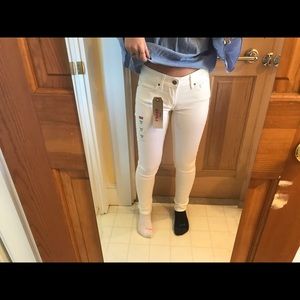 Levi white jeans BRANS NEW WITH TAGS